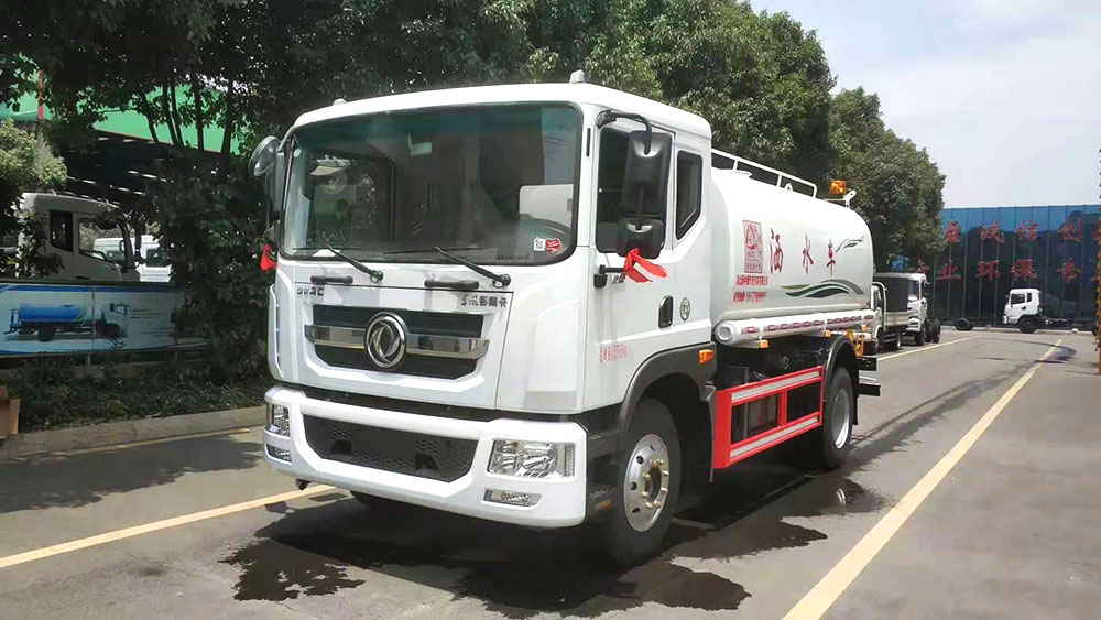 東風多利卡D9灑水車