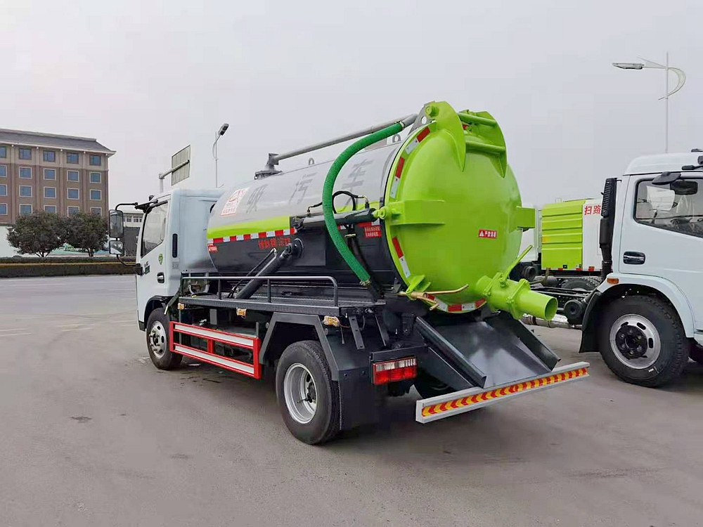 【4.2立方】 東風(fēng)多利卡D6吸污車