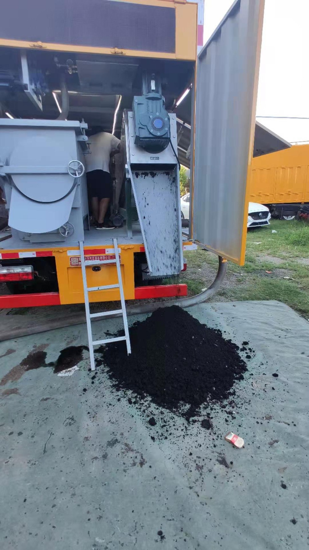 東風(fēng)多利卡D6吸污凈化車